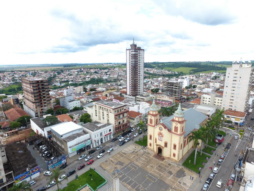 Vista aérea do centro de Alfenas, com a Igreja Matriz e a praça